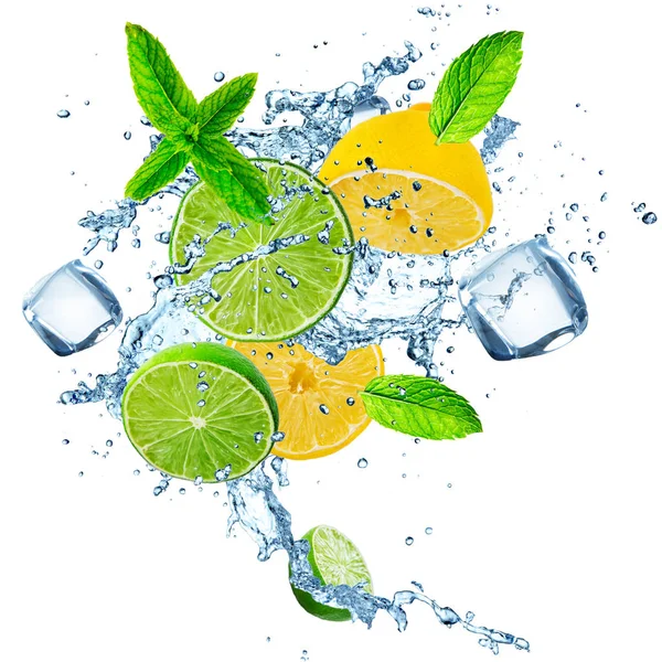 Limoni e lime freschi con spruzzi d'acqua . — Foto Stock