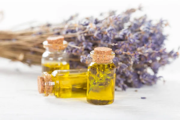 Tratamientos de bienestar con flores de lavanda sobre mesa de madera. —  Fotos de Stock