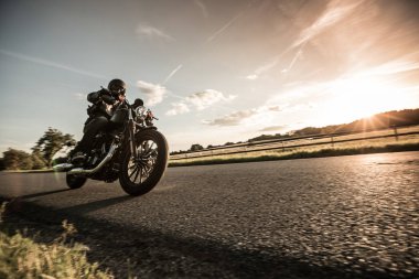 Günbatımı sırasında kişini Sportster motosiklet.