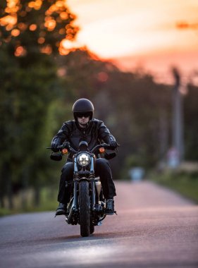 Günbatımı sırasında kişini Sportster motosiklet.