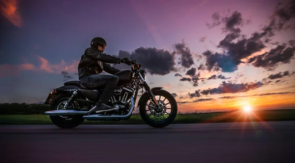 在日落期间骑 sportster 摩托车的男子. — 图库照片