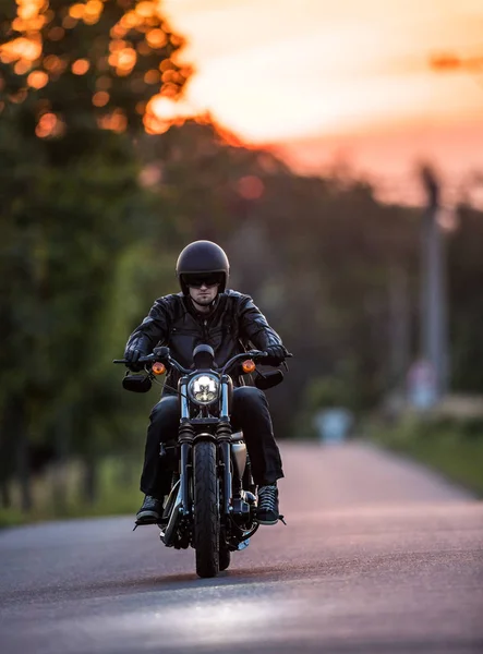 日没時にスポーツ スター バイクに乗る男. — ストック写真