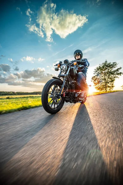 Mann fährt Sportster Motorrad bei Sonnenuntergang. — Stockfoto