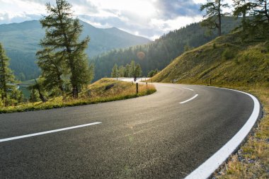Avusturya, yaz günde Alpleri'nde asfalt yol.