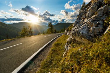 Alp otoyolunda motosiklet sürücüsü, Nockalmstrasse, Avusturya, Avrupa.