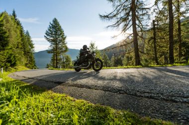 Alp otoyolunda motosiklet sürücüsü, Nockalmstrasse, Avusturya, Avrupa.