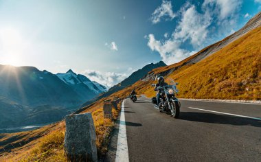 Alp karayolu ünlü Hochalpenstrasse, Avusturya, Avrupa'nın sürme motosiklet sürücüsü.