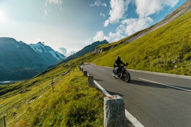 Alp karayolu ünlü Hochalpenstrasse, Avusturya, Avrupa'nın sürme motosiklet sürücüsü.