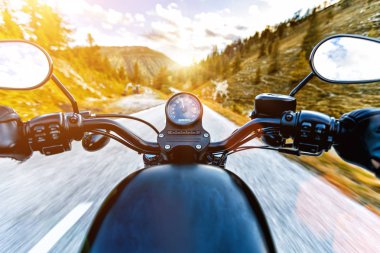 Alp karayolu, sürme motosiklet sürücüsü handlebars görünümü, Avusturya, Europe.