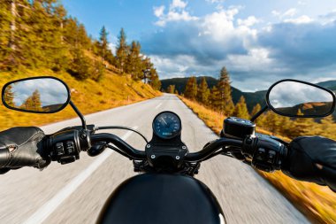 Alp karayolu, sürme motosiklet sürücüsü handlebars görünümü, Avusturya, Europe.