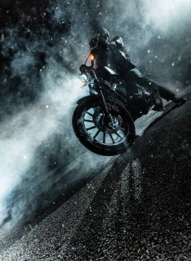 Yüksek güç motosiklet helikopter geceleri.