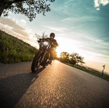 Günbatımı sırasında kişini Sportster motosiklet.