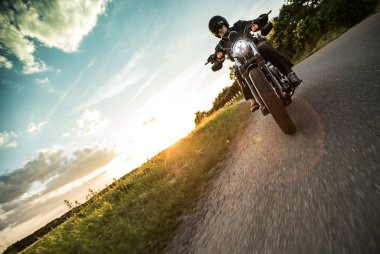 Günbatımı sırasında kişini Sportster motosiklet.