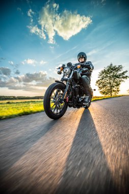 Günbatımı sırasında kişini Sportster motosiklet.