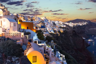 Santorini ünlü günbatımında Oia Köyü