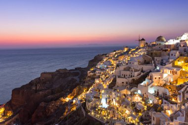 Santorini ünlü günbatımında Oia Köyü