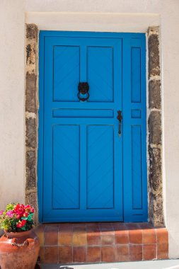 Yunanistan, eski mavi kapı Santorini Adası, Oia Köyü.