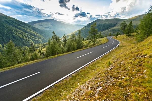 Camino de asfalto en Austria, Alpes en un día de verano . — Foto de Stock