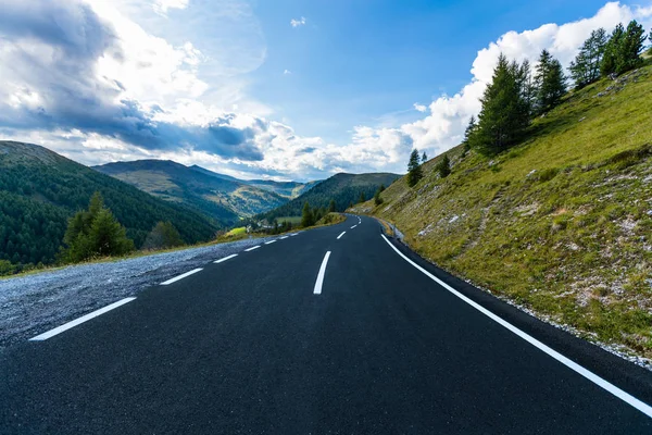 Camino de asfalto en Austria, Alpes en un día de verano . — Foto de Stock