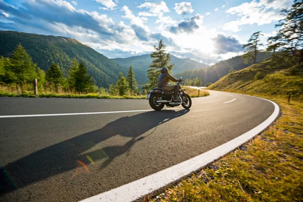 Motociclista in autostrada alpina, Nockalmstrasse, Austria, Europa . — Foto Stock