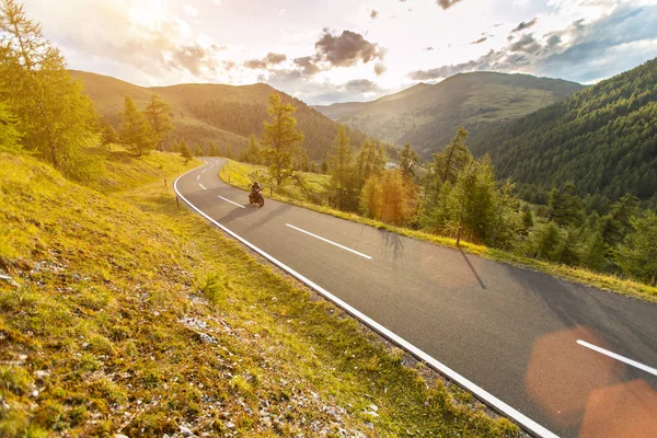 Motorista de motocicleta na estrada alpina, Nockalmstrasse, Áustria, Europa . — Fotografia de Stock