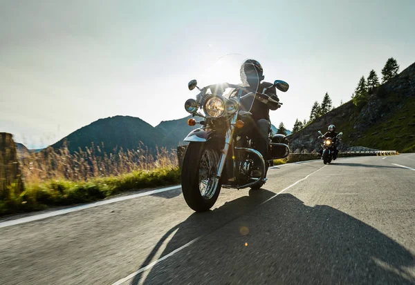 Kierowca motocykla jazda krążownik japoński wysokiej mocy w alpejskiej autostradzie na słynnej Hochalpenstrasse, Austria. — Zdjęcie stockowe