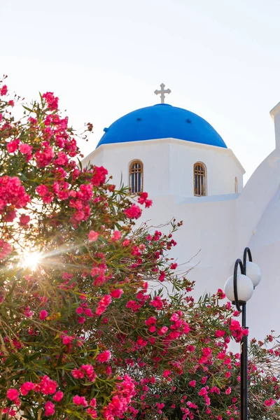 Santorini'de mavi kubbe Kilisesi'nin Klasik Görünüm. — Stok fotoğraf