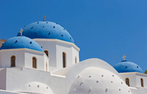 Santorini'de mavi kubbe Kilisesi'nin Klasik Görünüm. — Stok fotoğraf