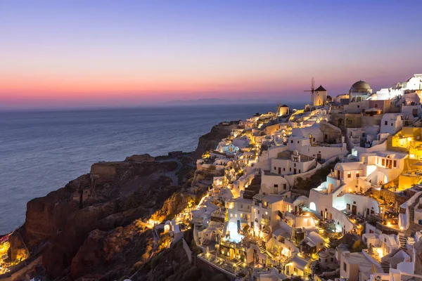 O famoso pôr do sol em Santorini, na aldeia de Oia — Fotografia de Stock