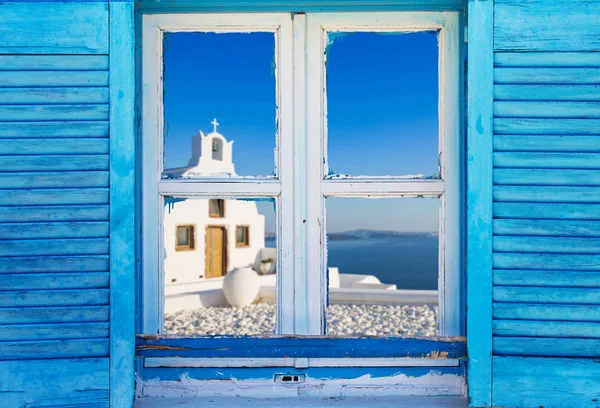 Mavi panjurlar ile güzel vintage Yunan pencere. Tipik Yunan resmi. — Stok fotoğraf