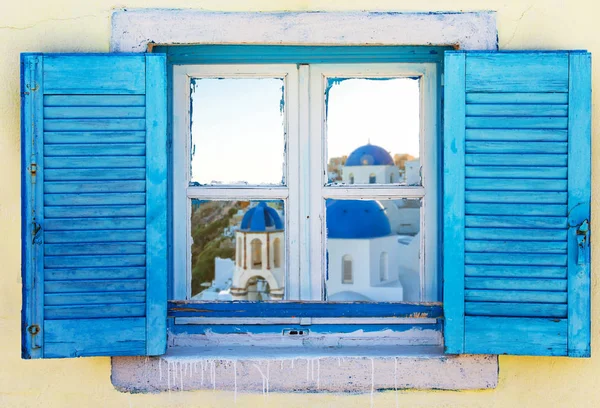 Prachtige vintage Griekse venster met blauwe luiken. Typisch Griekse beeld. — Stockfoto