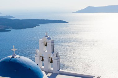 Üç çan Fira ve mavi kubbe, Santorini, Yunanistan.