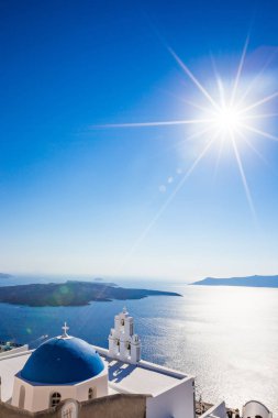 Üç çan Fira ve mavi kubbe, Santorini, Yunanistan.