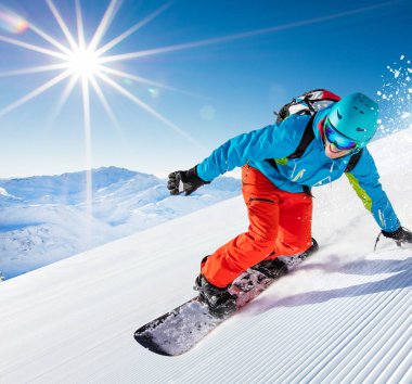 Erkek snowboard yamaçta sürme.