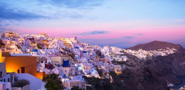 Santorini ünlü günbatımında Oia Köyü