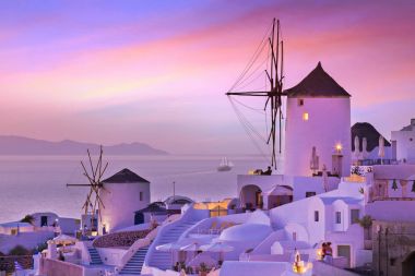 Santorini ünlü günbatımında Oia Köyü