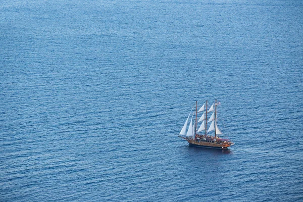 Stare drewniane łódź w głęboki błękit wody, Santorini, Grecja. — Zdjęcie stockowe
