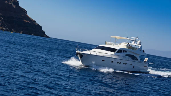 Bateau en eau profonde bleue, Santorin, Grèce . — Photo