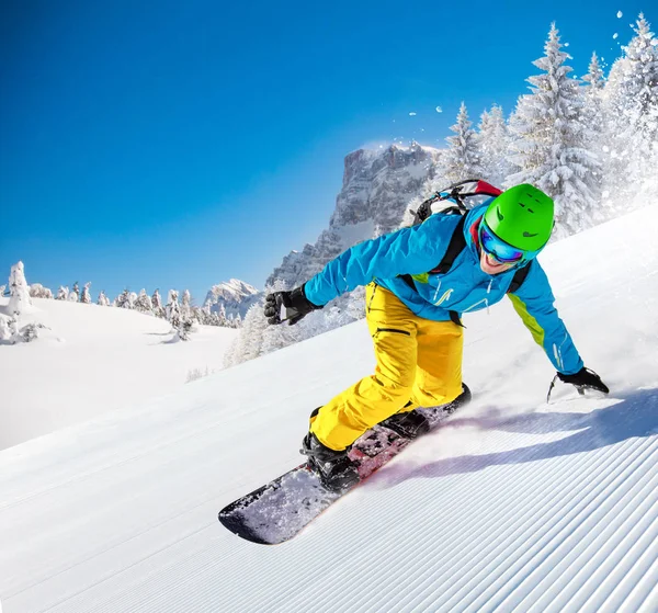 Mannen snowboardåkare ridning på sluttningen. — Stockfoto