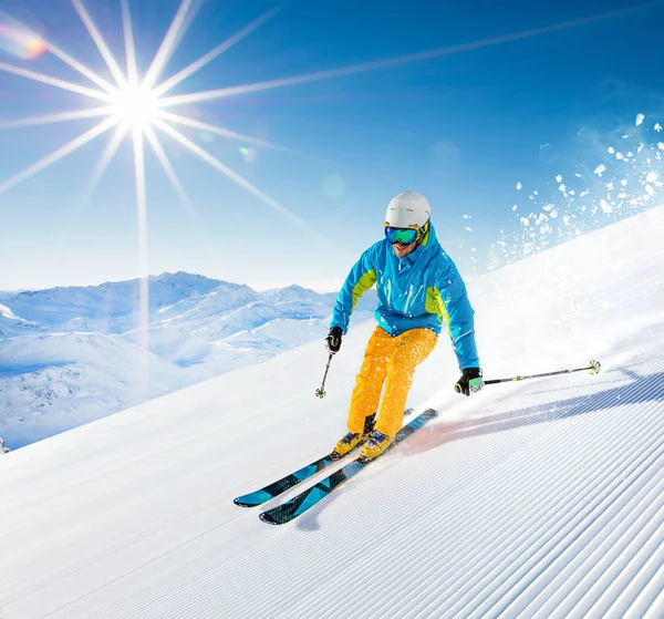 Skiër afdaling in hoge bergen — Stockfoto