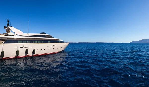 Luksusowy jacht w głęboki błękit wody, Santorini, Grecja. — Zdjęcie stockowe