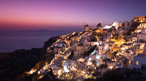 Il famoso tramonto a Santorini nel villaggio di Oia — Foto Stock