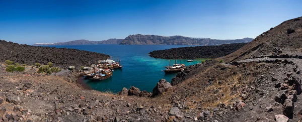 Célèbre volcan Nea Kameni, vue sur la crique. Santorin, Grèce . — Photo