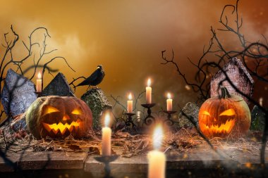 Halloween pumpkins ahşap plakalar üzerinde.