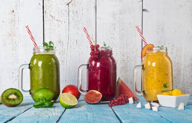 Malzemeli sağlıklı taze meyve suları..