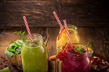 Malzemeli sağlıklı taze meyve suları..