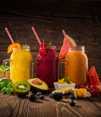 Malzemeli sağlıklı taze meyve suları..