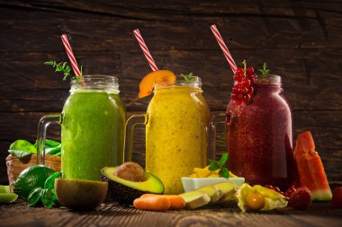 Malzemeli sağlıklı taze meyve suları..