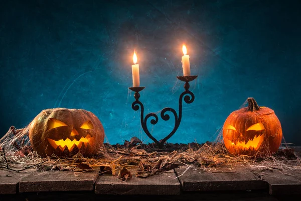 Halloweenpumpor på träplankor. — Stockfoto