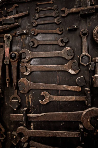 Conjunto sujo de ferramentas manuais em um fundo de madeira . — Fotografia de Stock